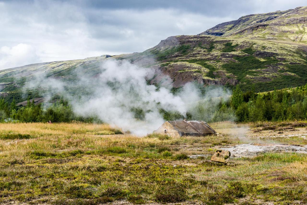 Дымящийся домик / Vaporing house, Geysir thermal area, Iceland