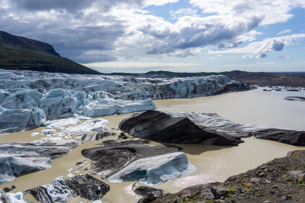 Грязная ледниковая вода