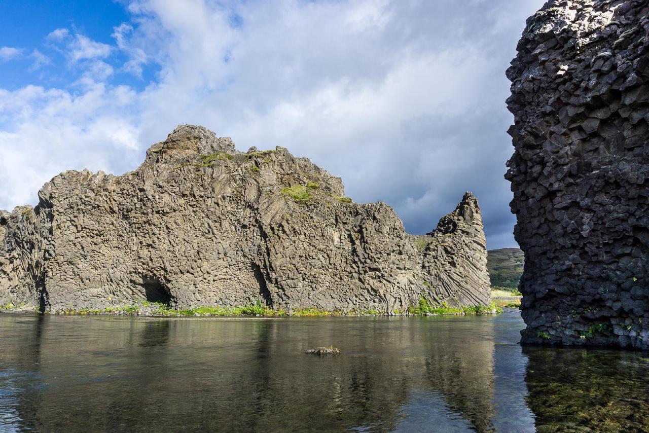 Исландские скалы / Basalt rock formations near Hjálparfoss, Iceland.