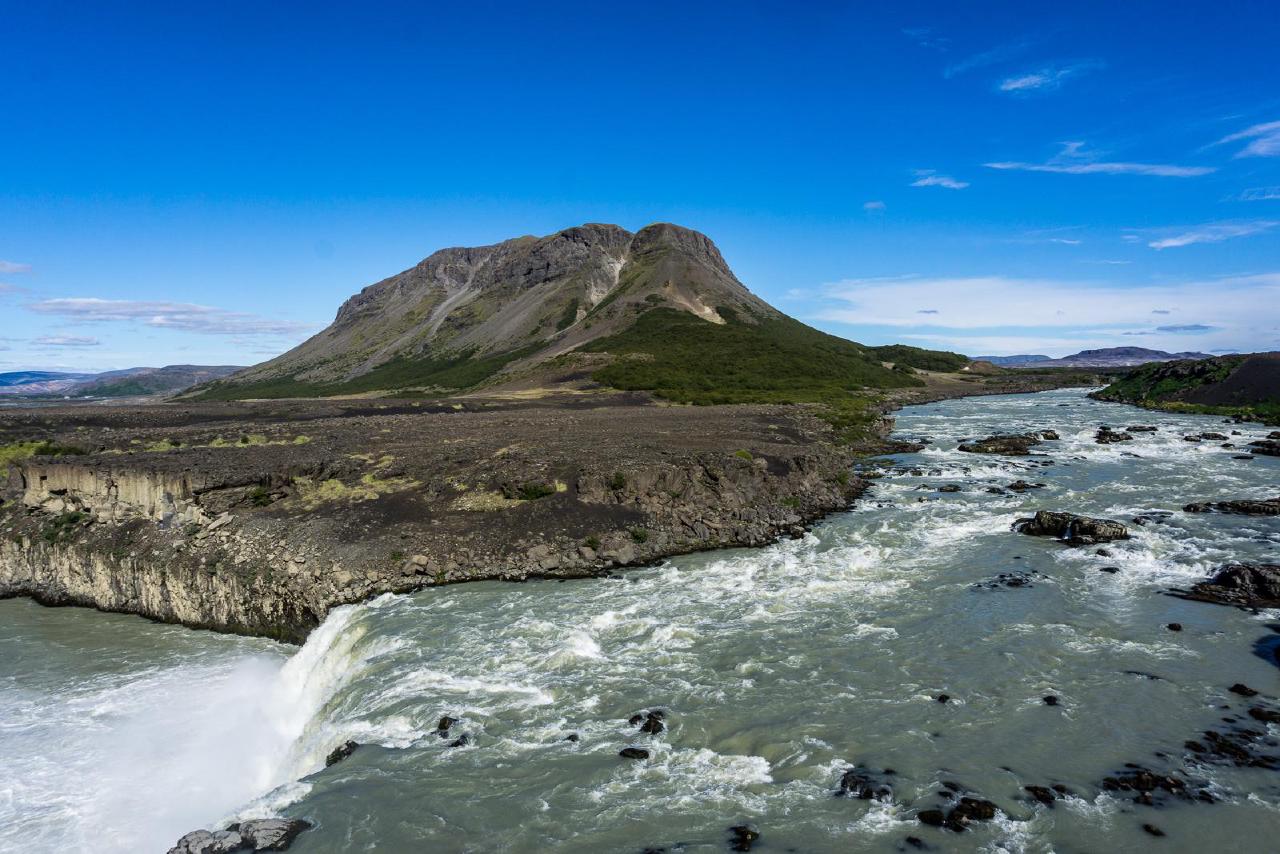 Небольшой водопад