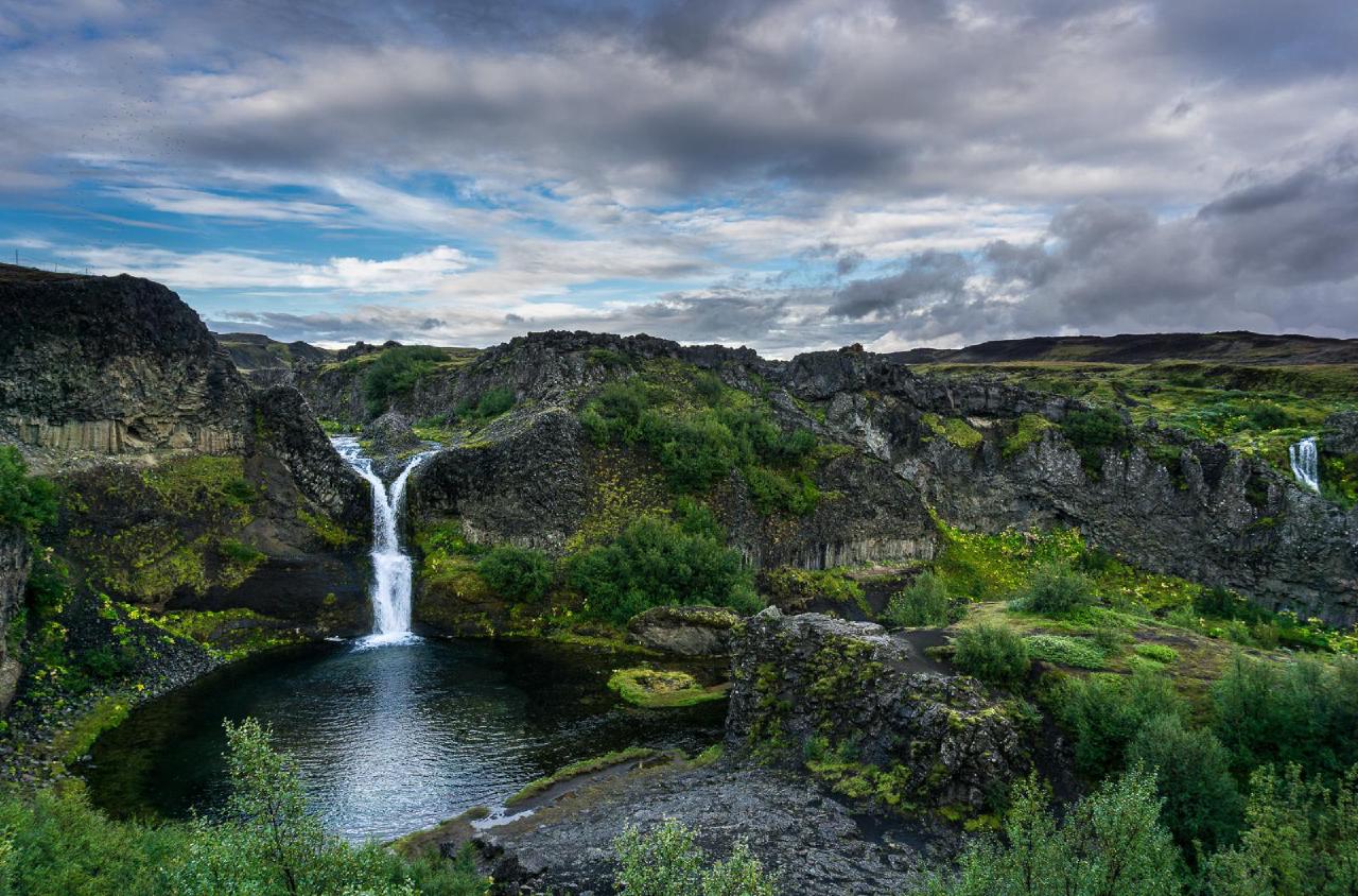 Панорама долины Gjáin / Gjáin waterfall valley, Iceland