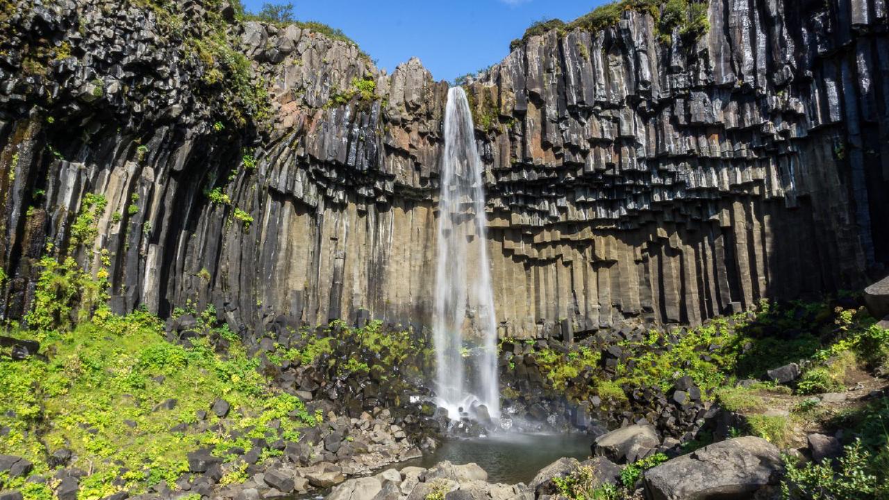 Водопад Svartifoss, в окружении базальтовых колонн / Svartifoss, Iceland