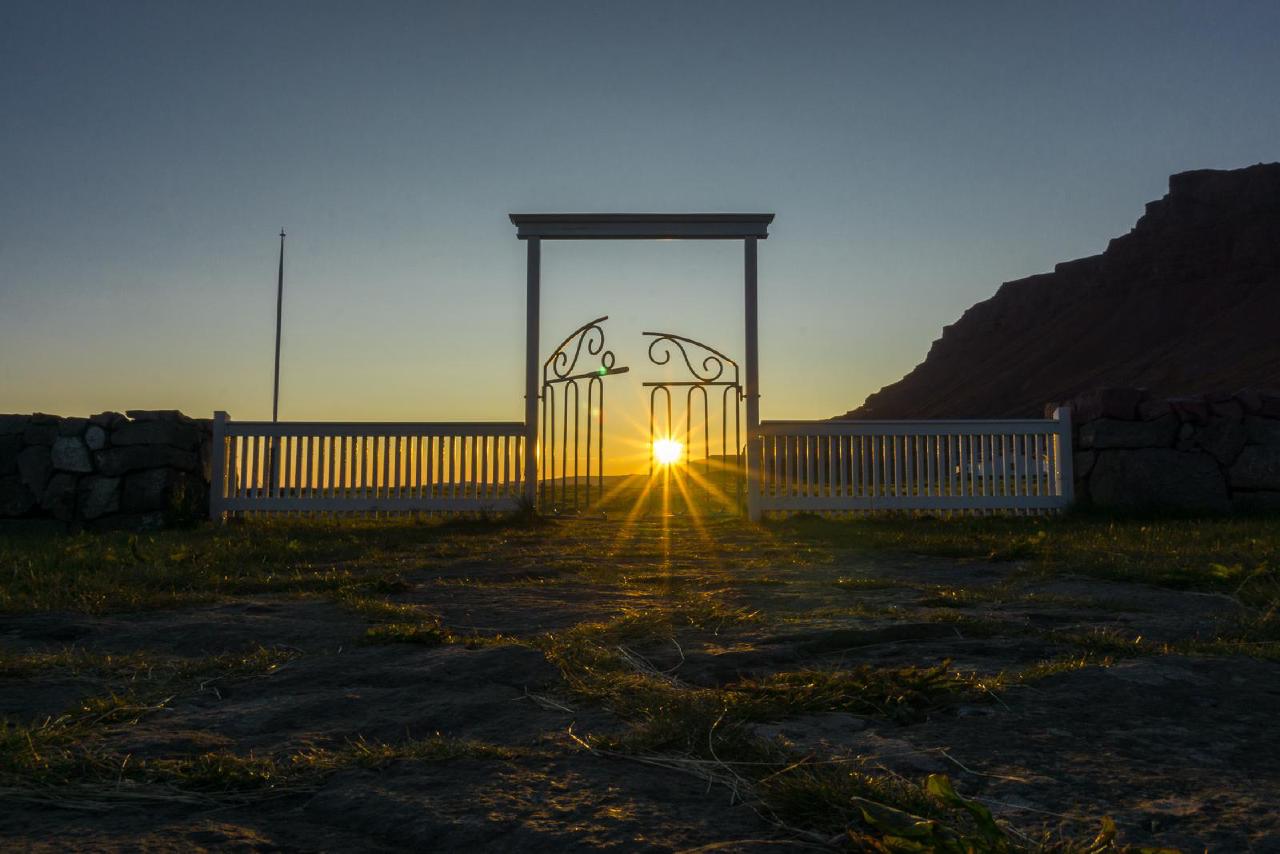 Закат у ворот церквушки / Lovely sunset in Iceland
