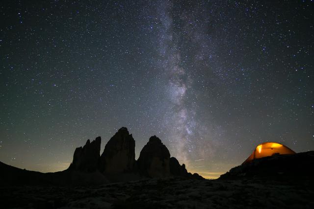 Традиционное фото с палаткой / Milky Way above Dreizinnen, Italy