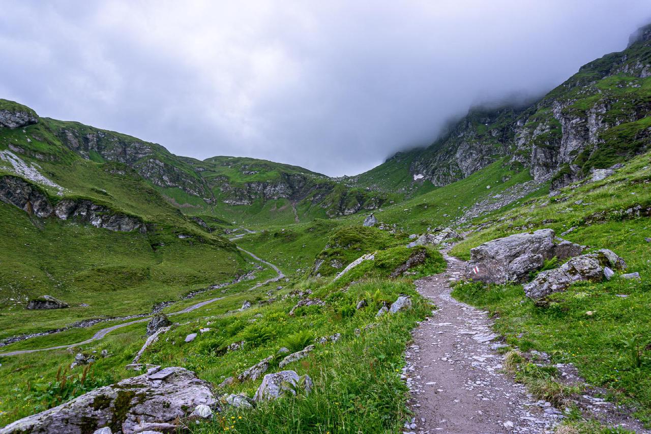 Начало хайка / Hiking to the lakes of Pizol, Switzerland Начало хайка / Hiking to the lakes of Pizol, Switzerland