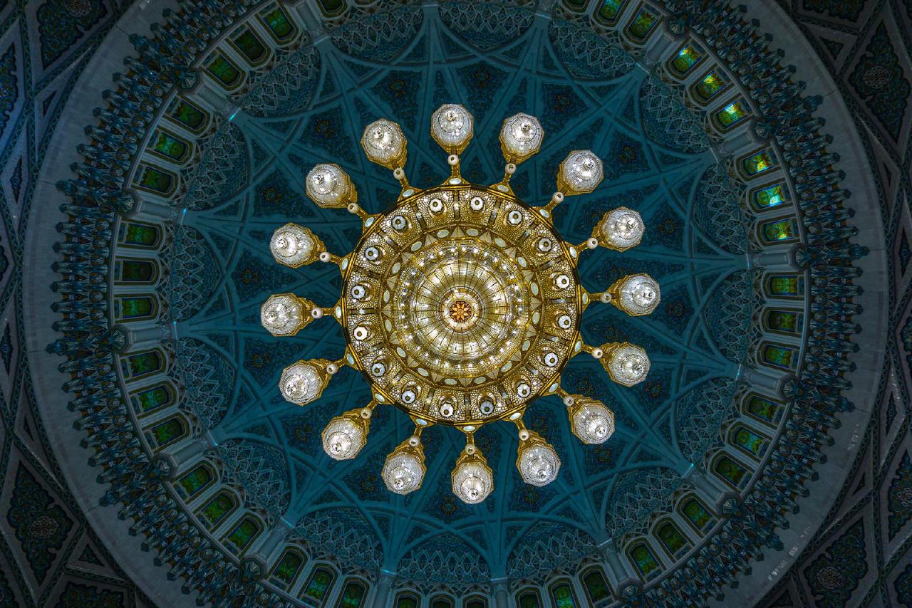 Узор люстры под куполом / Central dome of Sultan Qaboos Grand Mosque, Muscat, Oman Узор люстры под куполом / Central dome of Sultan Qaboos Grand Mosque, Muscat, Oman