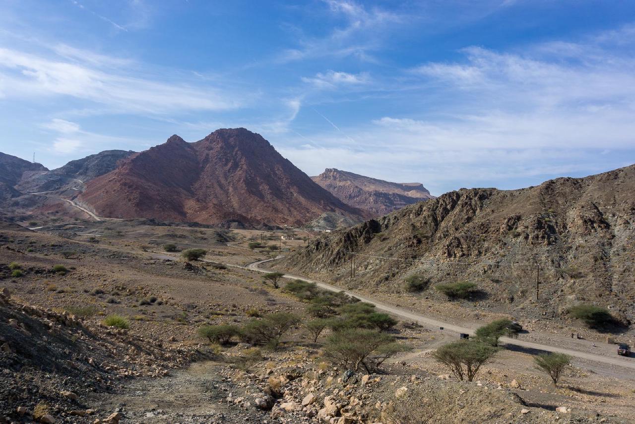 Вид на парковку / Start of Saal Steps Hike, Oman Вид на парковку / Start of Saal Steps Hike, Oman