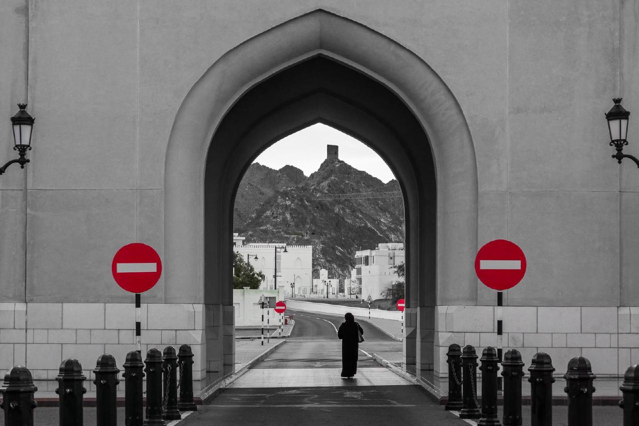 Женщина в арке / Center of Muscat, Oman Женщина в арке / Center of Muscat, Oman