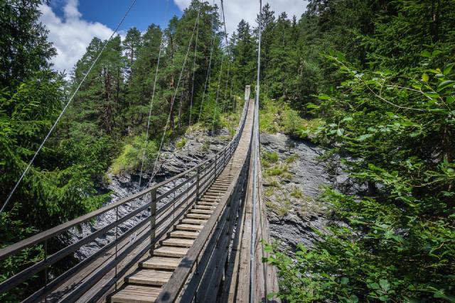 Подвесной мост в Швейцарии / Traversina Steig, Switzerland