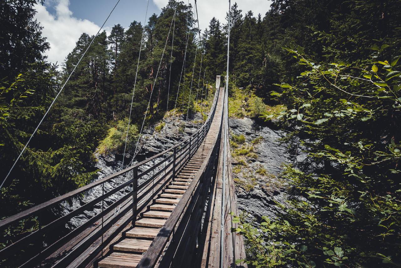Винтажный подвесной мост в Швейцарии / Traversina Steig, Switzerland Винтажный подвесной мост в Швейцарии / Traversina Steig, Switzerland