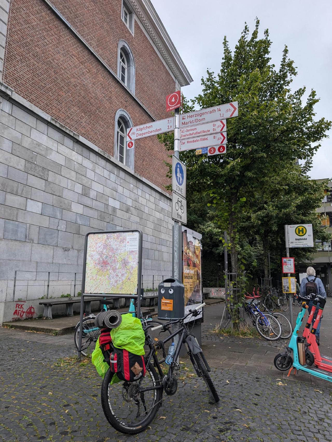 Sign pointing back to the route