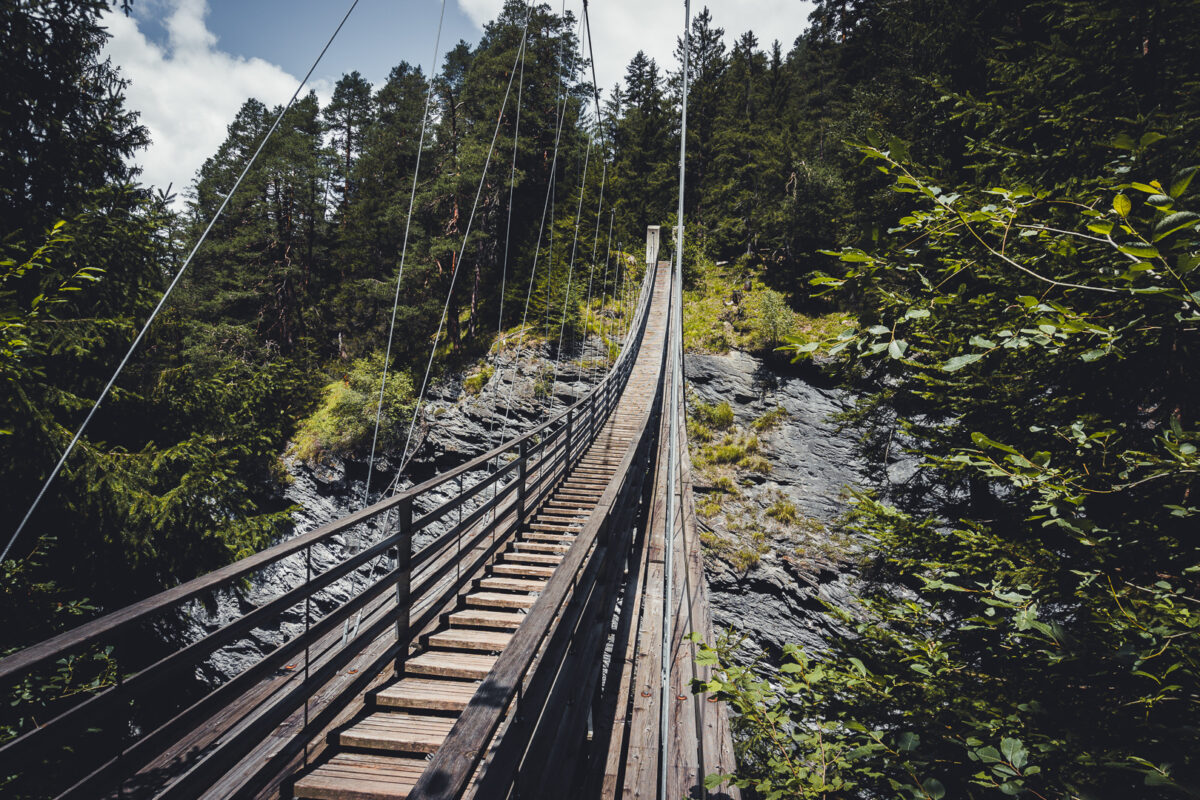 Винтажный подвесной мост в Швейцарии